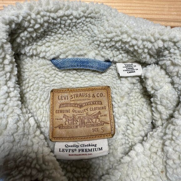 Women’s Levis Type lll Sherpa Fleece Lined Light Wash Denim Trucker Jacket Small - Picture 7 of 15